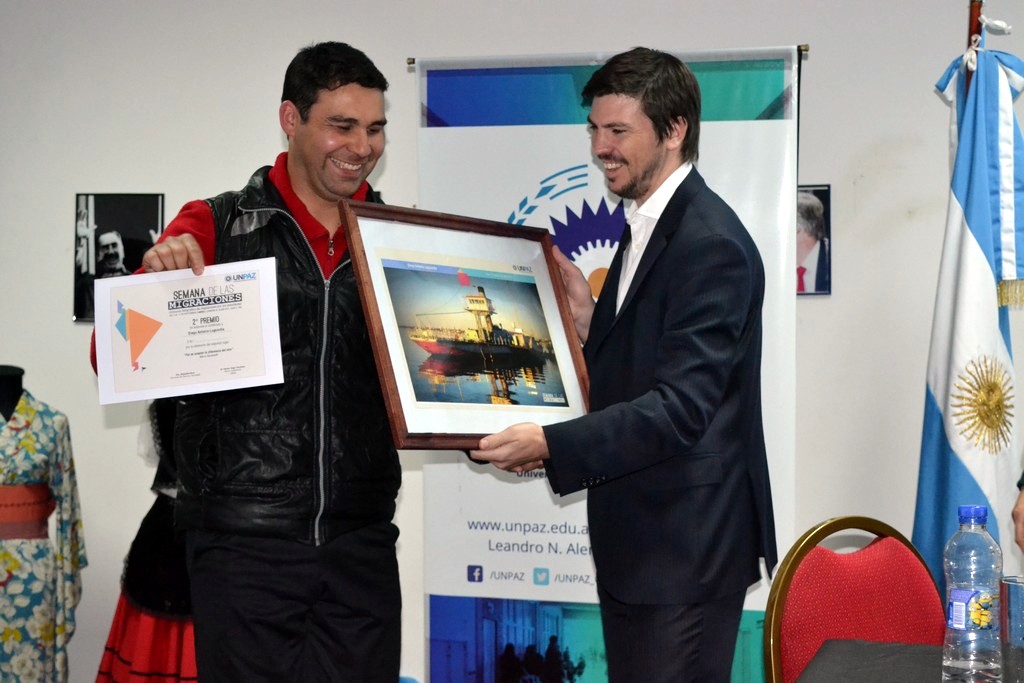 Ganador del concurso de fotografía junto al vicerrector, Dr. Federico Thea.