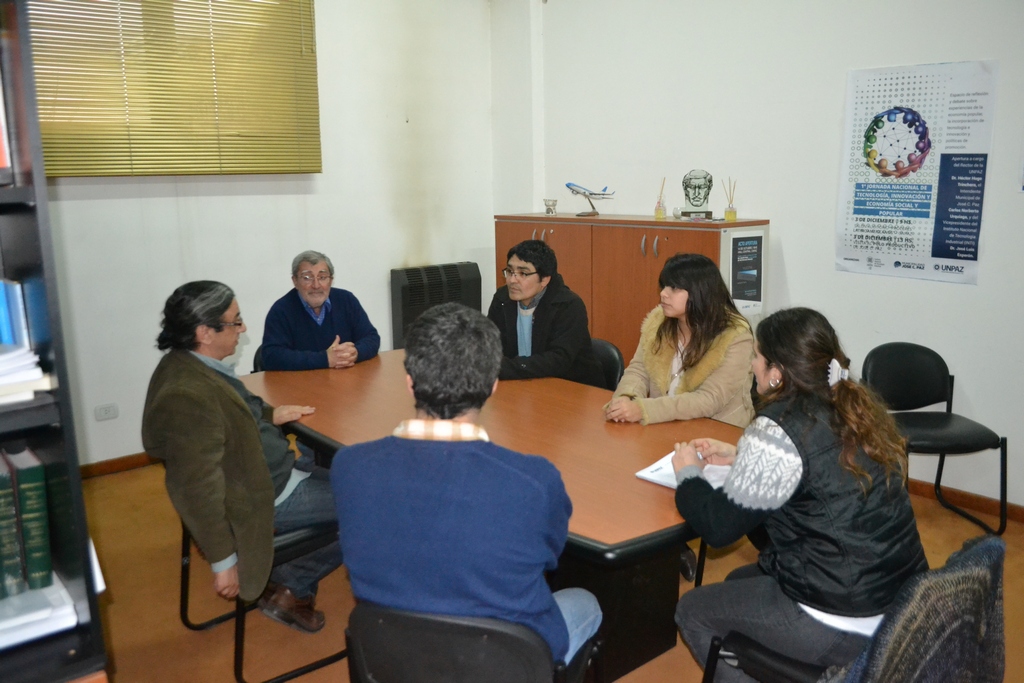 Imagen: Autoridades reunidas en rectorado junto a los estudiantes seleccionados.