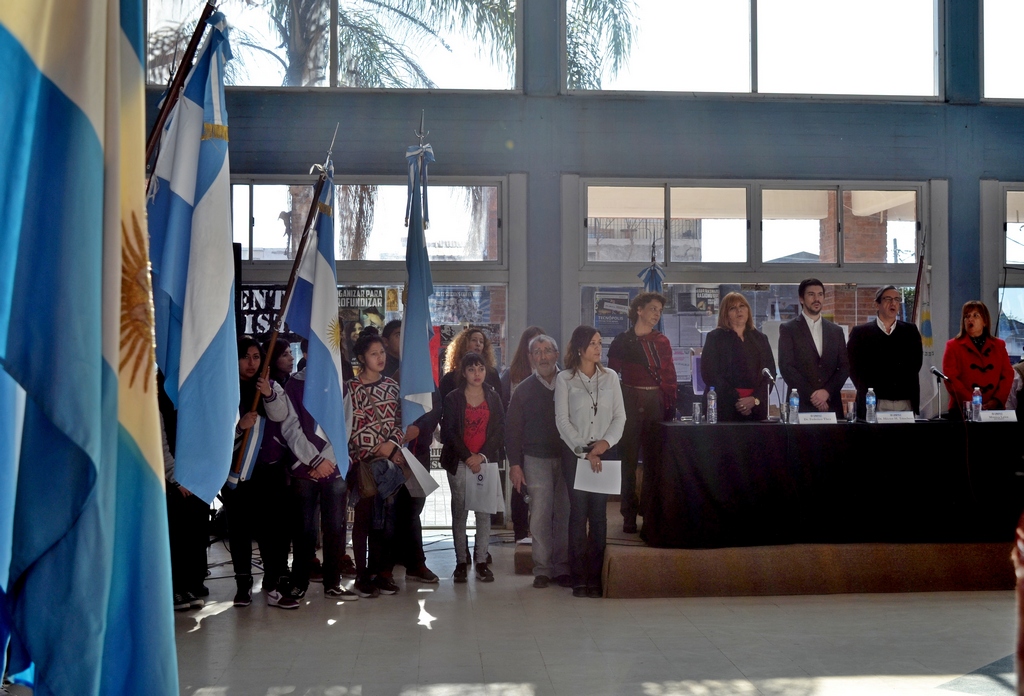 Autoridades de la UNPAZ en hall central.